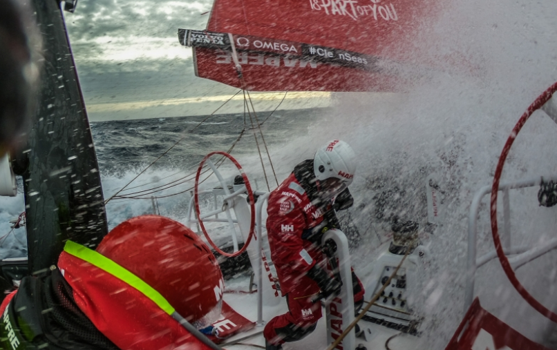Blair Take und Louis Sinclair kämpfen mit den Elementen auf MAPFRE © Jen Edney/Volvo Ocean Race