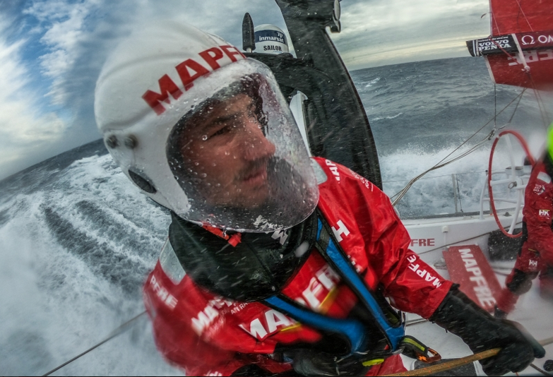 Louis Sinclair in Kampf-Ausrüstung auf MAPFRE © Jen Edney/Volvo Ocean Race