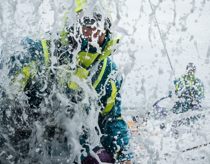 AkzoNobel ist wieder im feuchten Rennen dabei. Das Groß konnte gesetzt werden. © James Blake/Volvo Ocean Race