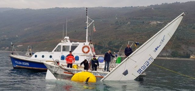 Die Gruppo Volontari Del Garda sichert das Schiff. © Gruppo Volontari Del Garda J/24 Untergang