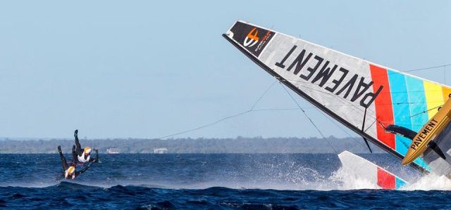 Zwei Trapez-Piloten werden vom Schiff weggeschleudert… ziemlich weit. © Andrea Francolini/SuperFoiler SuperFoiler