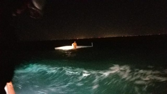 So fotografierte die Küstenwache den havarierten Segler, wohl bei der Bergung seines Bootes © us coastguard Everglades Challenge