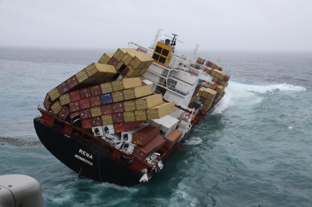 Es muss nicht immer – wie hier – ein Totalverlust des Schiffes sein, wenn größere Mengen Container über Bord gehen © US Coast guard Container, UFO,