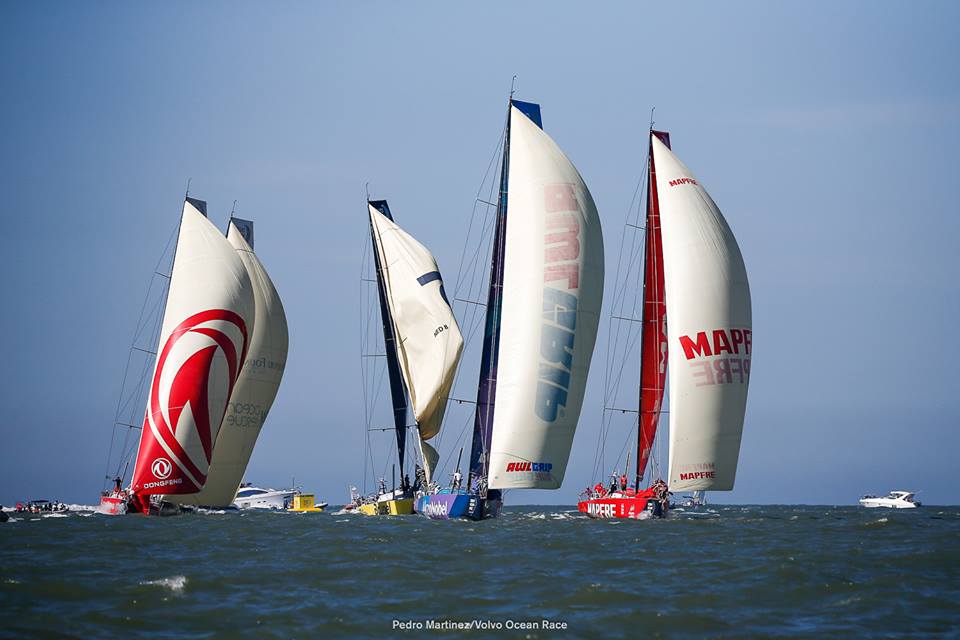 Brunel verliert seinen Spitzenplatz im Inport-Race als sich der Gennaker zu früh ausrollt und dann verdreht. © Pedro Martinez/VOR Volvo Ocean Race