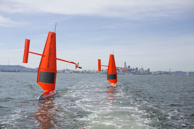 Saildrones im Einsatz – jede Drohne warnt die vorbeifahrende Schifffahrt und steuert sich bei Bedarf automatisch aus der Gefahrenzone © saildrone Saildrone, autonom, Wissenschaft