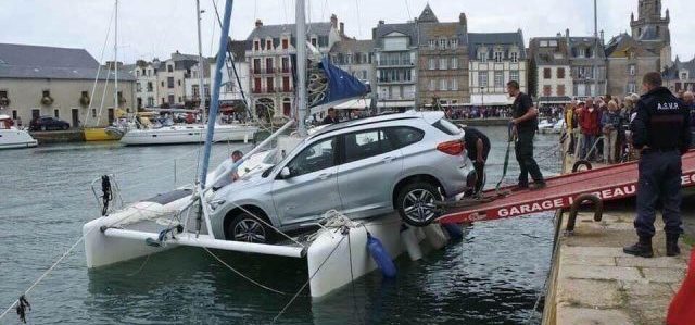 Auto auf Katamaran