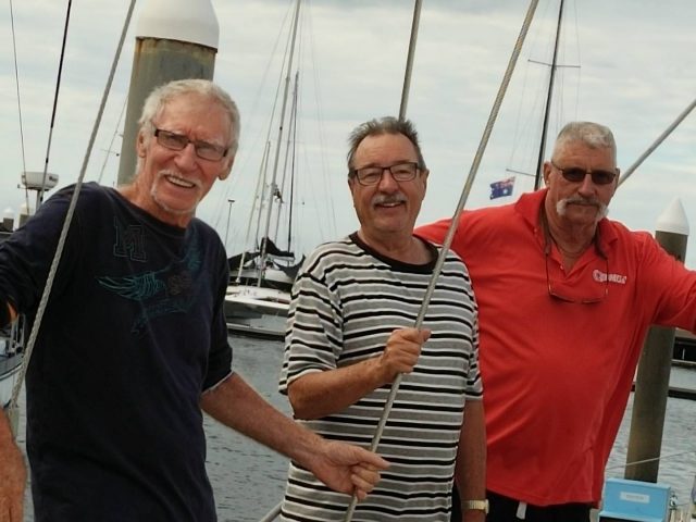 Die drei Segler kurz vor dem Ablegen in Australien: Johnny Mahoney, Lionel Ansselin und Laurie Miller © Miller, privat Schiffbruch, Rettungsinsel, Drama, überlebt