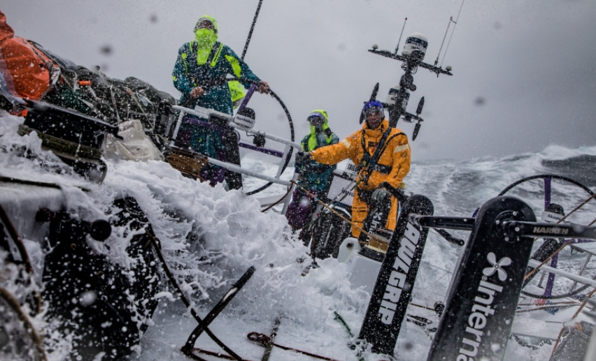 Wenn das Meer durchs Boot schwappt. AkzoNobel rast durch den Nord-Atlantik. © Konrad Frost/Volvo Ocean Race