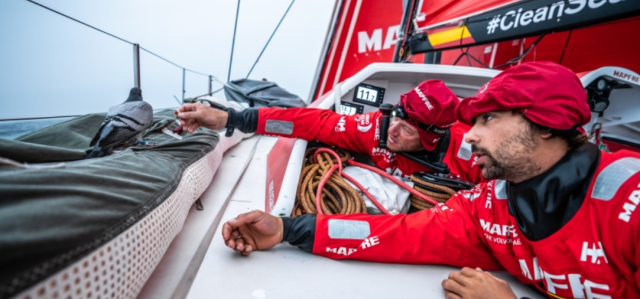Antonio Cuervas-Mons and Guillermo Altadill versuchen, sich zu beschäftigen. Im Rennen ist der Zug wohl abgefahren. © Ugo Fonolla/Volvo Ocean Race