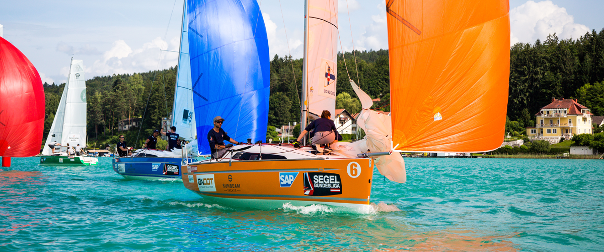 Viel Arbeit auf dem Vorschiff. Vor dem Wind wird die Fock geborgen. © SBL/Schreder Sunbeam 22.1