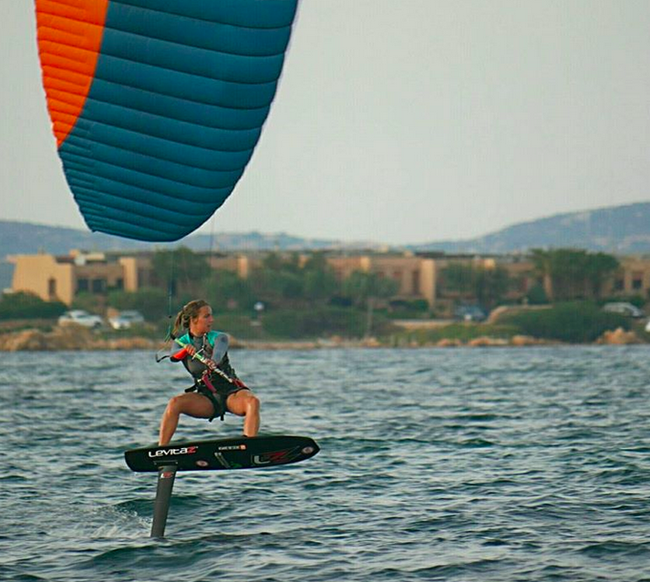 Leonie Meyer auf dem Kite-Foiler. © L. Meyer