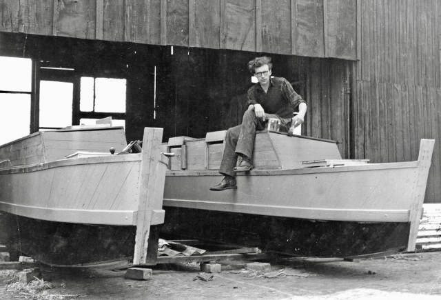 Der englische Katamaran-Pionier James Wharram beim Bau der “Rongo” in den Fünfzigerjahren © archiv wharram james Wharram, katamarane