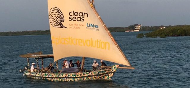 Die Dhau Flipflopi aus recycletem Plastikmüll
