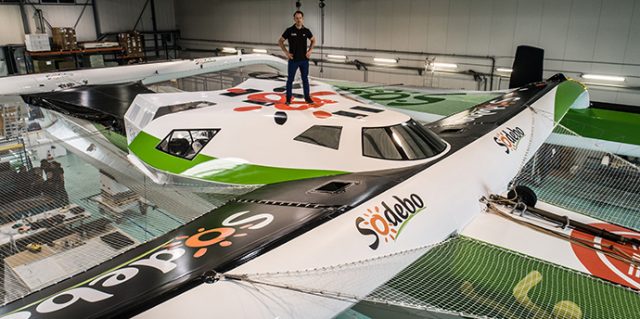 Coville auf seinem neuen ultra flachen Cockpit-Dach. © Sodebo