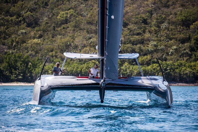 Ein Luxuskatamaran mit Flügel-Hybrid-Segel und Foils. Das Richtige für die kleinen Törns vor den Virgin Islands © fast forward Luxus Katamaran, Flügel,