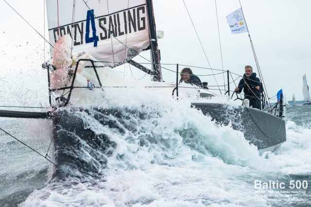 Ex-Minist Andreas Deubel am Rad der “Sharifa” © blondsign eike schurr/baltic 500 Baltic 500, Oliver Tessloff, Mini