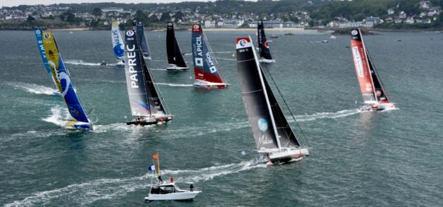 Malizia mit sauberem Start vor Douarnenez © van Malleghem/bermudes Foil, IMOCA, Boris Herrmann, Sam Davies