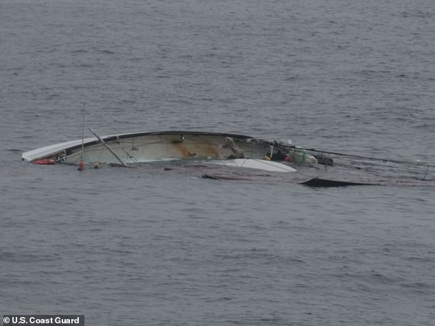 Ob das Holzschiff doch noch geborgen werden kann? © US coast Guard Kenterung, Rettung,