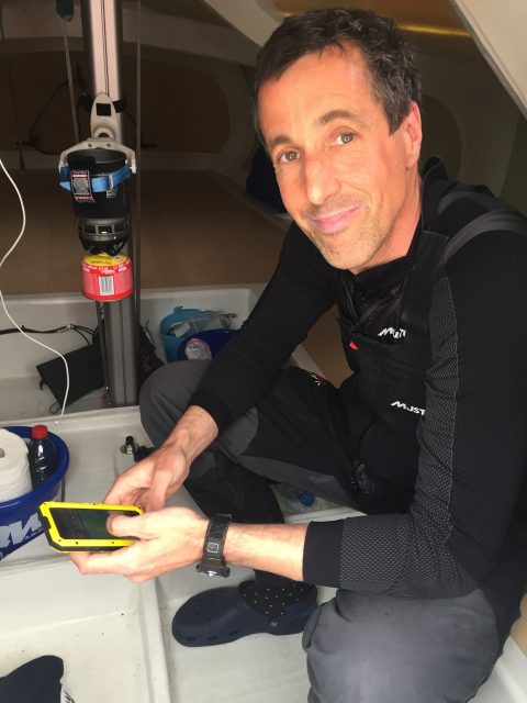 Oliver Tessloff mit ungewohntem Navigationsmittel: In der Mini Klasse sind Handys und somit Plotter verboten – Beim Baltic Race üblich © elodie fournot Baltic 500, Oliver Tessloff, Scow Bug, Minii