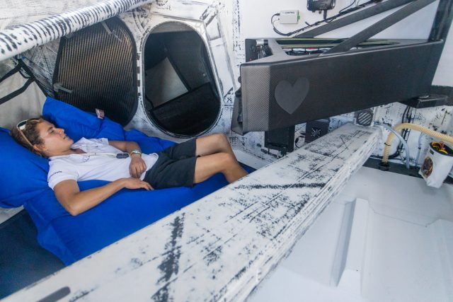 Wer den Schlaf richtig einteilt, kann sich gewisse Vorteile beim Einhandsegeln verschaffen. Hier: Clarisse Kremer © banque populaire Schlaf, Einhandsegeln, Schlafmanagement