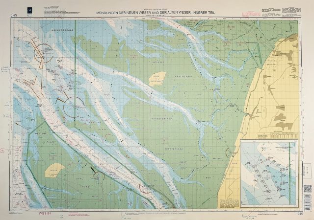 Auf der Karte im DIN A1-Format werden alle relevanten Details dargestellt. Wassertiefen, Betonnung – alles vorhanden. Mit dieser Karte können Segler bedenkenlos im Küstenbereich navigieren.