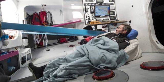 Ziemlich großes, aufgeräumtes Schlafzimmer: Jeremie Beyou auf Charal © charal Schlaf, Einhandsegeln, Schlafmanagement
