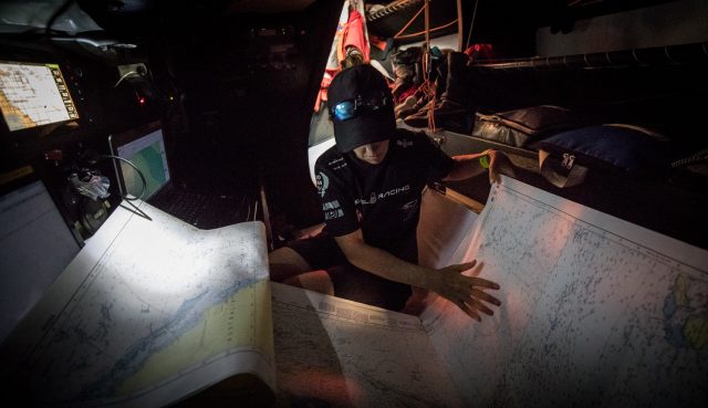 Seekarten aus Papier fanden beim letzten Volvo Ocean Race wieder mehr Verwendung Bild: Konrad Frost/Volvo Ocean Race. 06 January, 2018.