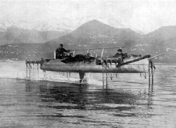 Der Italiener Enrico Forlani mit seinem Hydrofoiler auf dem Lago Maggiore © wikipedia