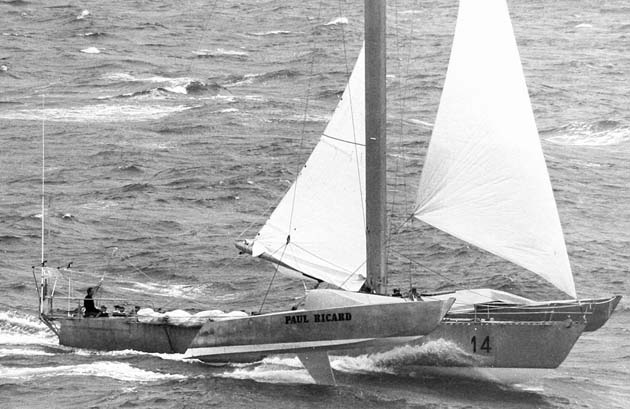 Die (manchmal) foilende Paul Ricard mit Meister Tabarly an der Pinne © association tabarly