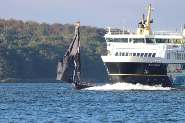 Knapp an der Fähre vorbei © silverrudder