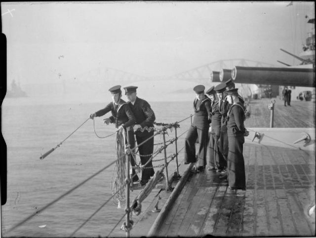 Übungen mit dem Handlot in der britischen Marine im zweiten Weltkrieg. Bild: IWM