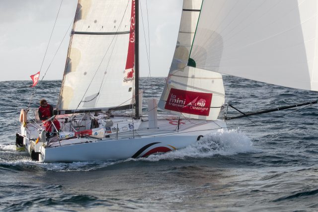 Morten Bogacki an der Pinne – hier noch beim Start. Hätte er wohl nicht gedacht, dass er die meiste Zeit der 1. Etappe rudergehen muss © breschi/mini-transat
