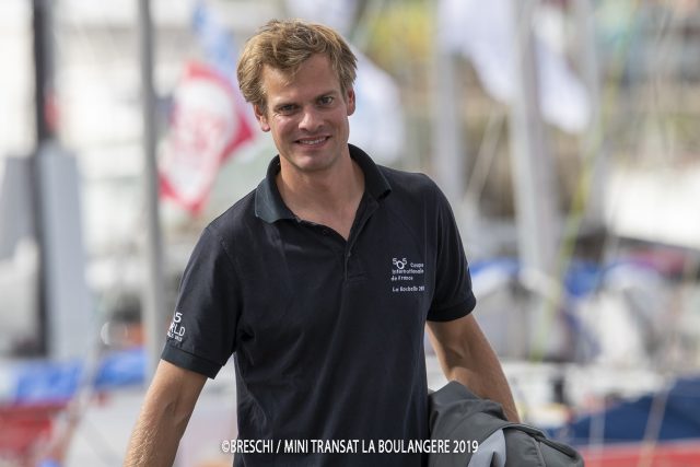 Morten Bogacki zeigt auf dem Steg, wo Die wahren helden geschnitzt werden: auf dem 505er! © mini-transat/breschi