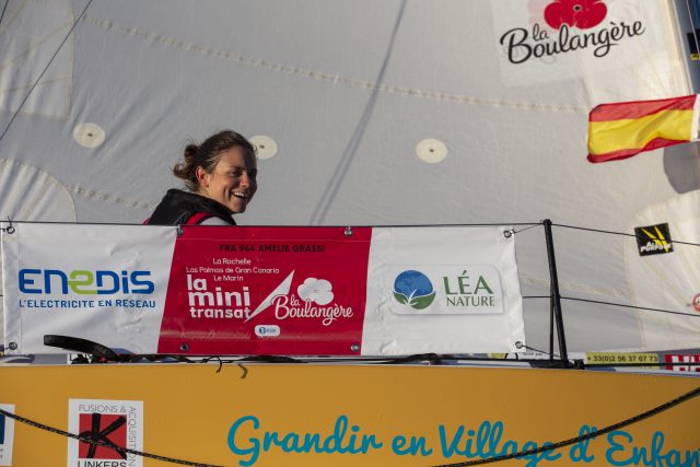 Hier nicht zu erkennen, aber Amelie Grassi kann auch anders – mit dem Messer zwischen den Zähnen © mini-transat
