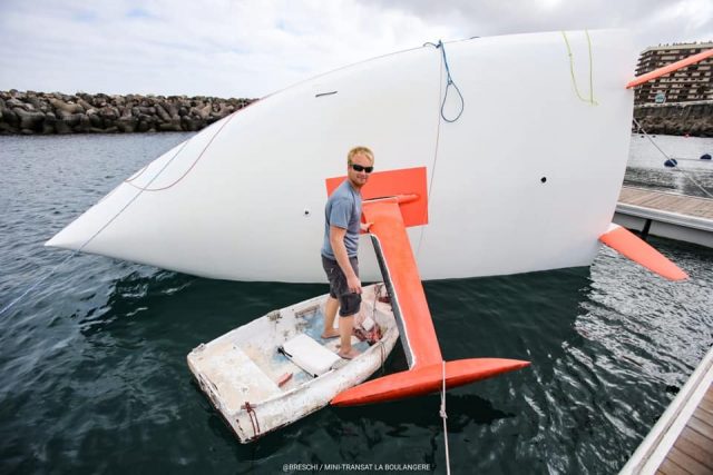 Mal eben schnell den Kiel im Wasser reparieren © mini-transat
