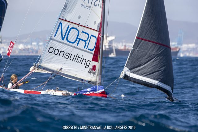 Irina Gracheva verlor heute Morgen ihren Mast. Die Begleitboote sind auf dem Weg zu ihr © breschi/mini-transat