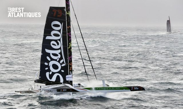 Die nagelneue Sodebo: Cockpit vor dem Mast!!! Hoffentlich haben die Scheibenwischer! © brest atlantiques