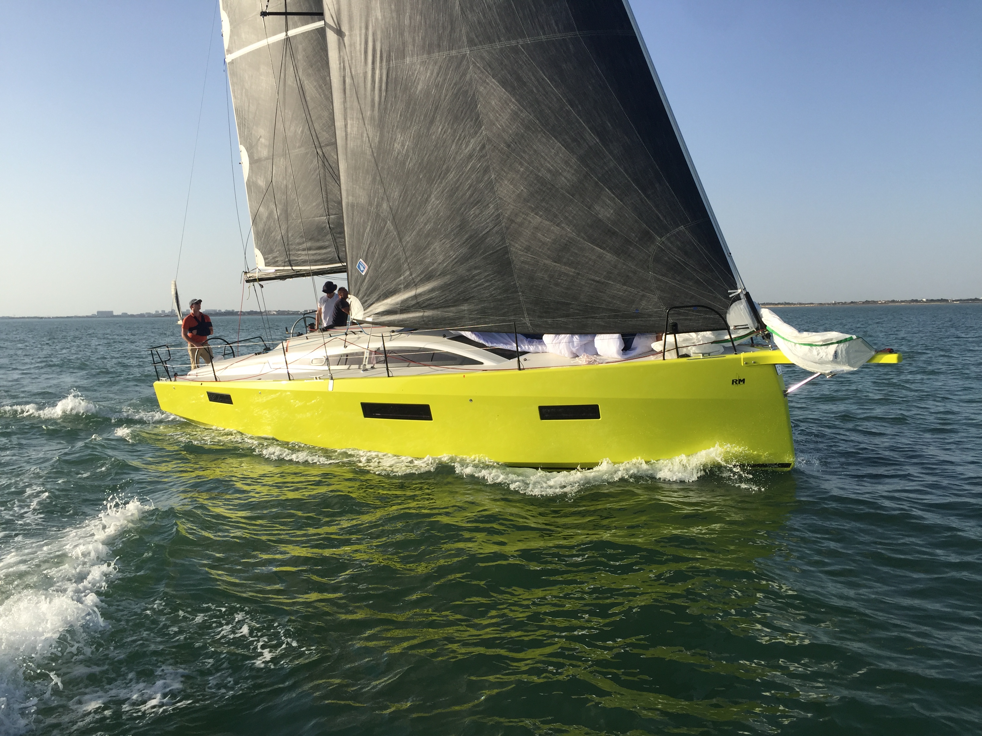 RM-Yachten werden aus Sperrholz gefertigt und nehmen eine besondere Rolle in Lombards Arbeiten ein. © RM
