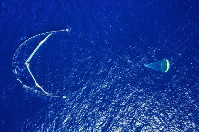 Dank des Bremsfallschirms treibt das System langsamer als der Müll. Und kann diesen auffangen © oceancleanup