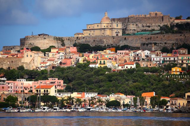 Milazzo ist ein wichtiger Fährhafen an der Nordküste. Das Kastell entstand im 14. Jahrhundert © Carl Victor