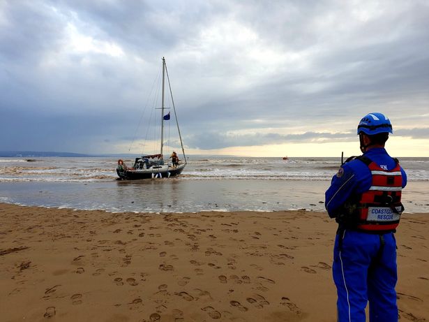 Die Egoist wird zurück ins Wasser gezogen © coastguard