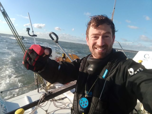 Phil Sharp, nachdem er den Round Isle of Wight”-Einhand-Speedrekord gebrochen hat © oceanslab