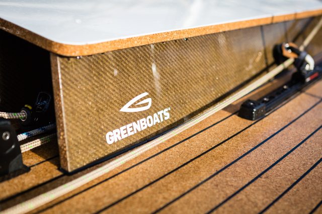 Anstelle von Glasfaser wird bei Greenboats eine Flachsfaser verwendet, um ein Laminat herzustellen © Jan Maas