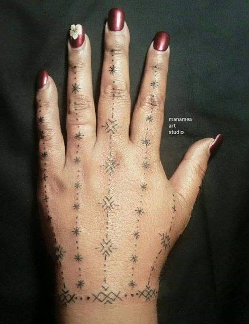 Sternen-Tattoos auf dem Handrücken und den Fingern einer Samoanerin © manamea art studio