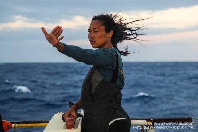 Die brillante Navigatorin Kala Tanaka nimmt auf Holukale’a die Höhe © polynesain voyages society