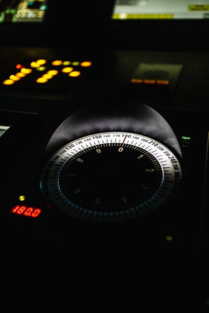 Im Simulator ist die Brücke bis in das letzte Detail nachgebildet. Selbst der Magnetkompass fehlt nicht © Kai Köckeritz