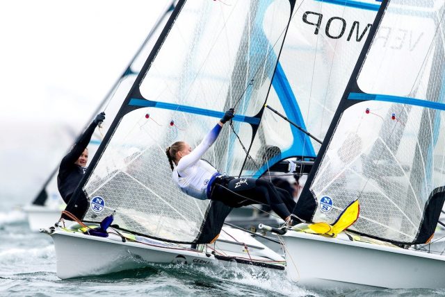 Lotta Wiemers (links) zeigte eine starke Vorstellung als Ersatz für Susann Beucke und segelte mit Tina Lutz auf Platz neun. Foto: sailing energy