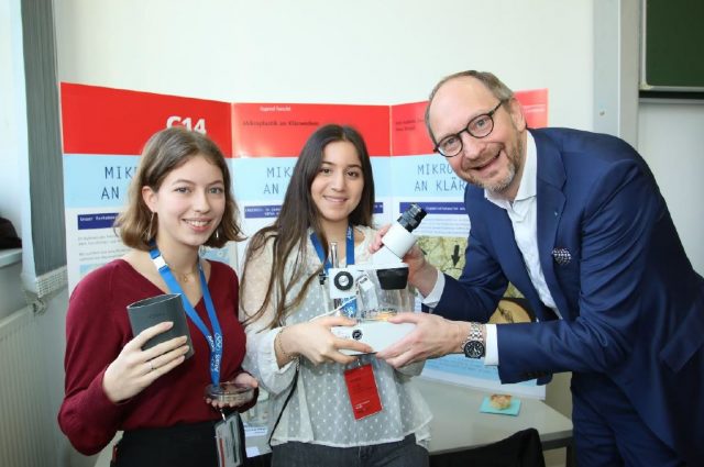 Kim Isabella Zierahn und Hiva Bingöl zeigen Dr. Ralf Grote, Leiter des Präsidialbereichs der Technischen Universität Hamburg, ihre Arbeit © TUHH/Christian Bittner