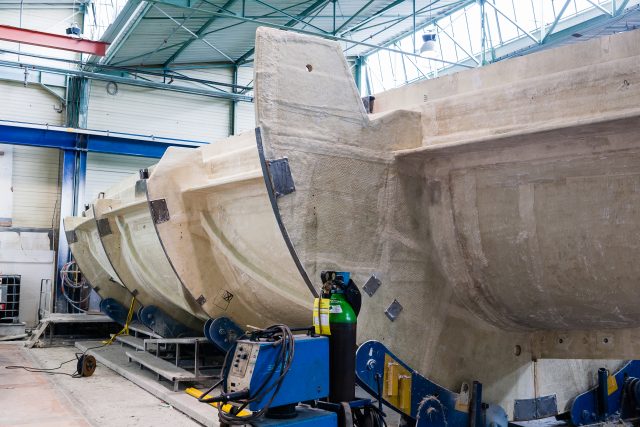 Das Laminieren erfolgt bei Dufour mit zwei Formen und Vakuum, was unüblich ist © Jan Maas