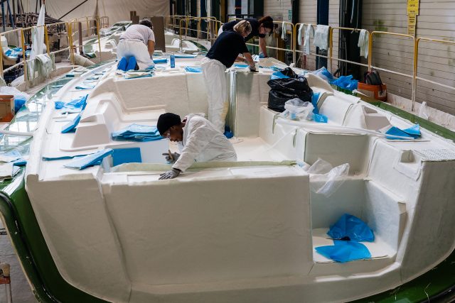 Das Deck einer neuen Dufour wird akribisch und mit Liebe zum Detail gefertigt © Jan Maas